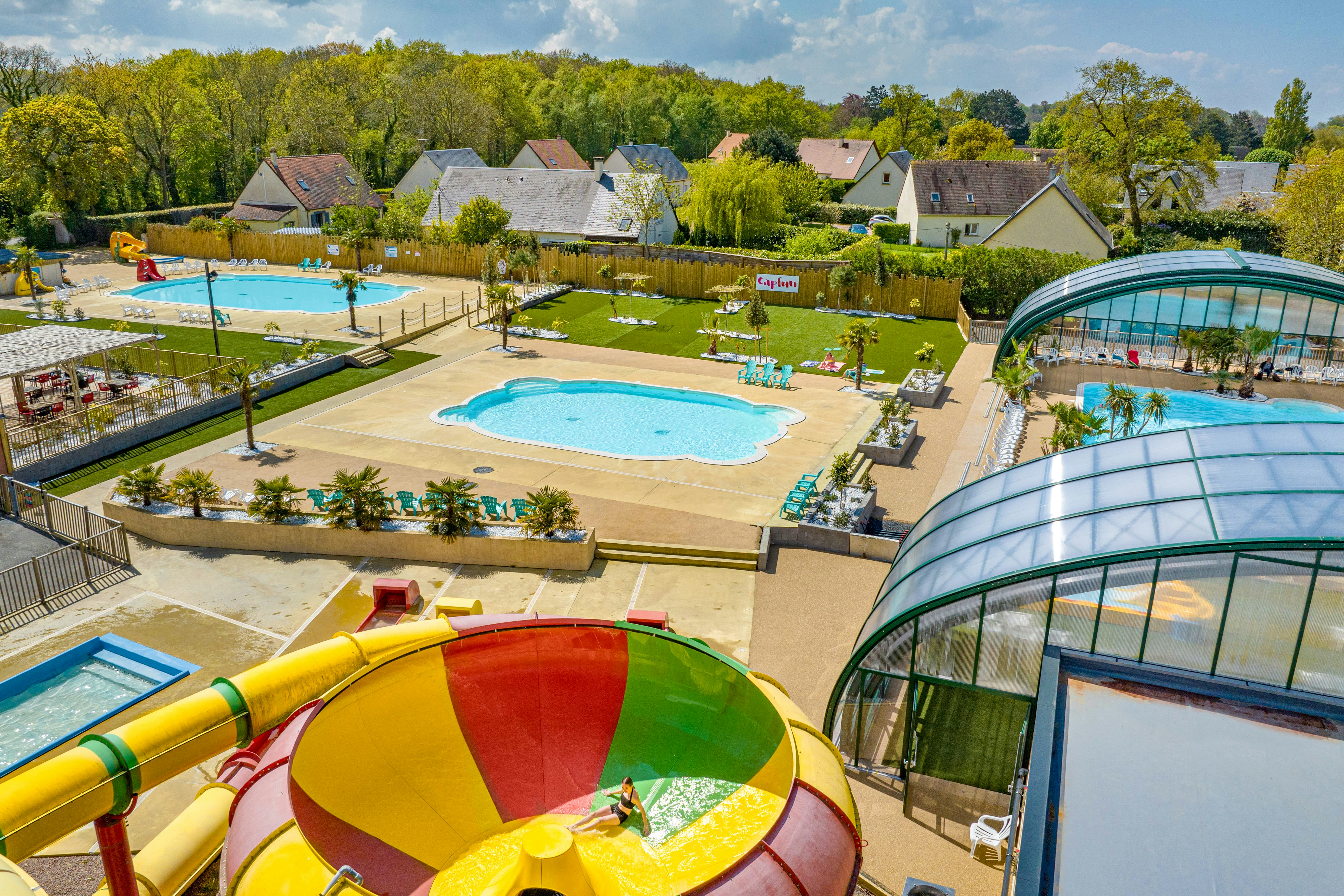 Capfun camping Château d'Arvid - Blick auf das Freibad mit mehreren Becken und Wasserrutschen