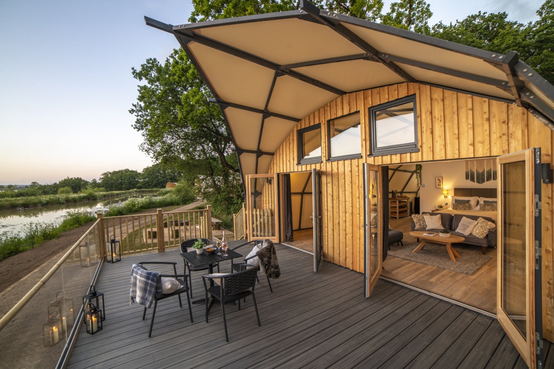Capfun Camping Clawford Lakes - Mietunterkunft mit Terrasse auf dem Campingplatz