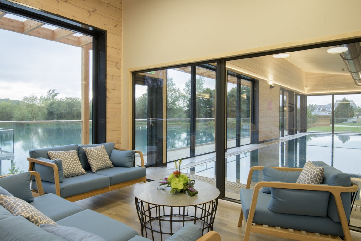 Capfun Camping Clawford Lakes - Schwimmbad mit Innen- und Außenbereich auf dem Campingplatz