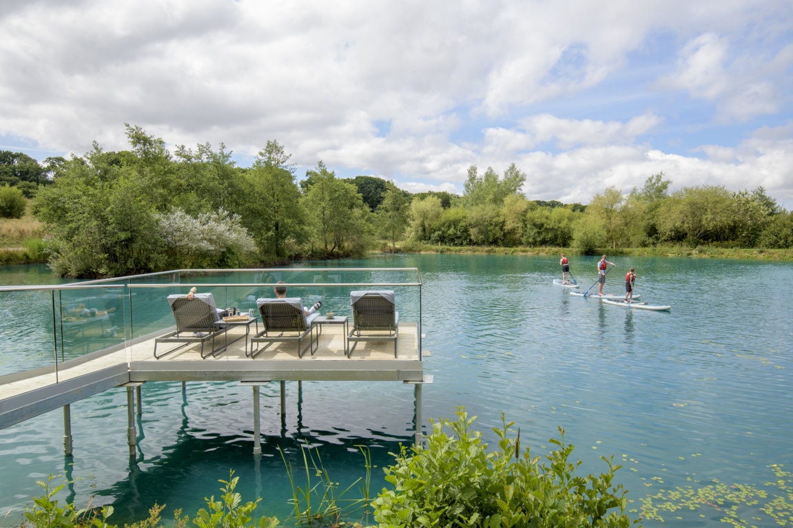 Capfun Camping Clawford Lakes - Steg mit Liegestühlen am See