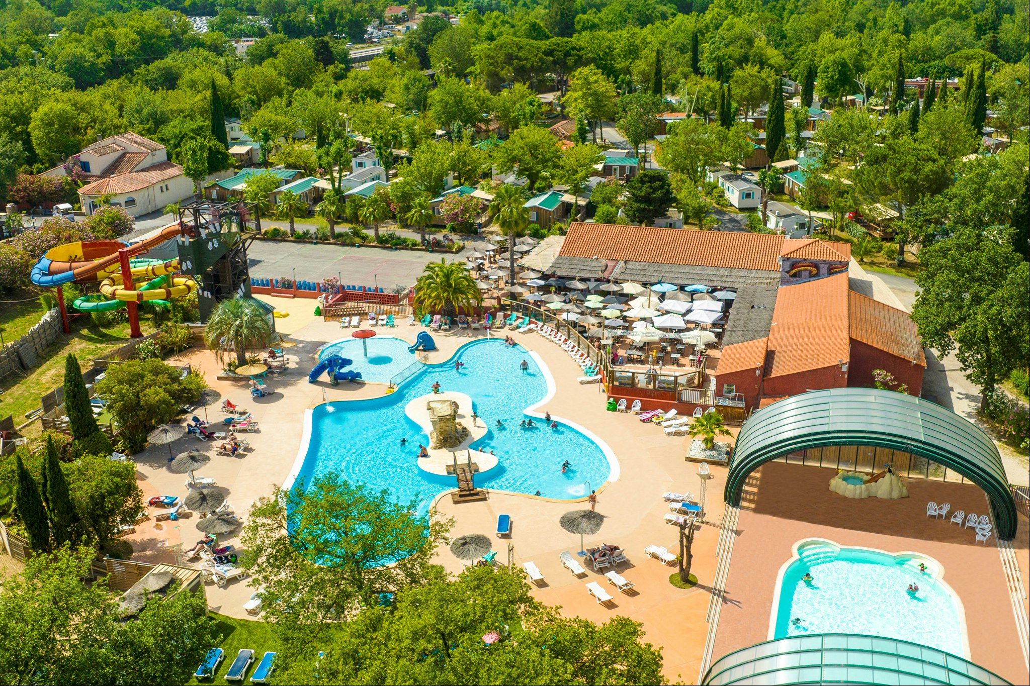 Capfun camping Domaine de Maël  - Luftaufnahme des Campingplatzes mit Freibad