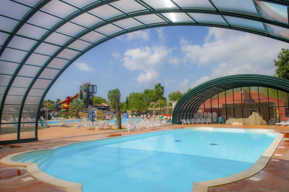 Capfun camping Domaine de Maël  - Pool mit Überdachung auf dem Campingplatz