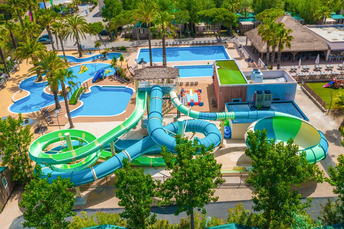 Capfun camping Emeraude - Blick auf den Wasserpark mit mehreren Becken und Rutschen