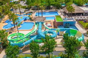 Capfun camping Emeraude - Blick auf den Wasserpark mit mehreren Becken und Rutschen