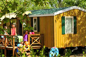 Capfun camping Féerix - Mobilheim mit Terrasse auf dem Campingplatz