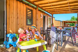 Capfun Camping Flots Bleus - Familie auf der Veranda ihres Ferienhauses