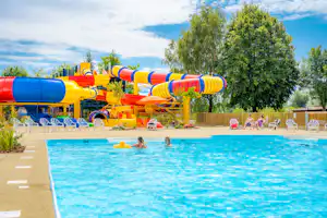 Capfun Camping Fort Falabraque - Freibad mit Rutsche auf dem Campingplatz