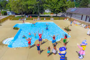 Capfun Camping Fort Falabraque - Kinderanimation am Freibad des Campingplatzes