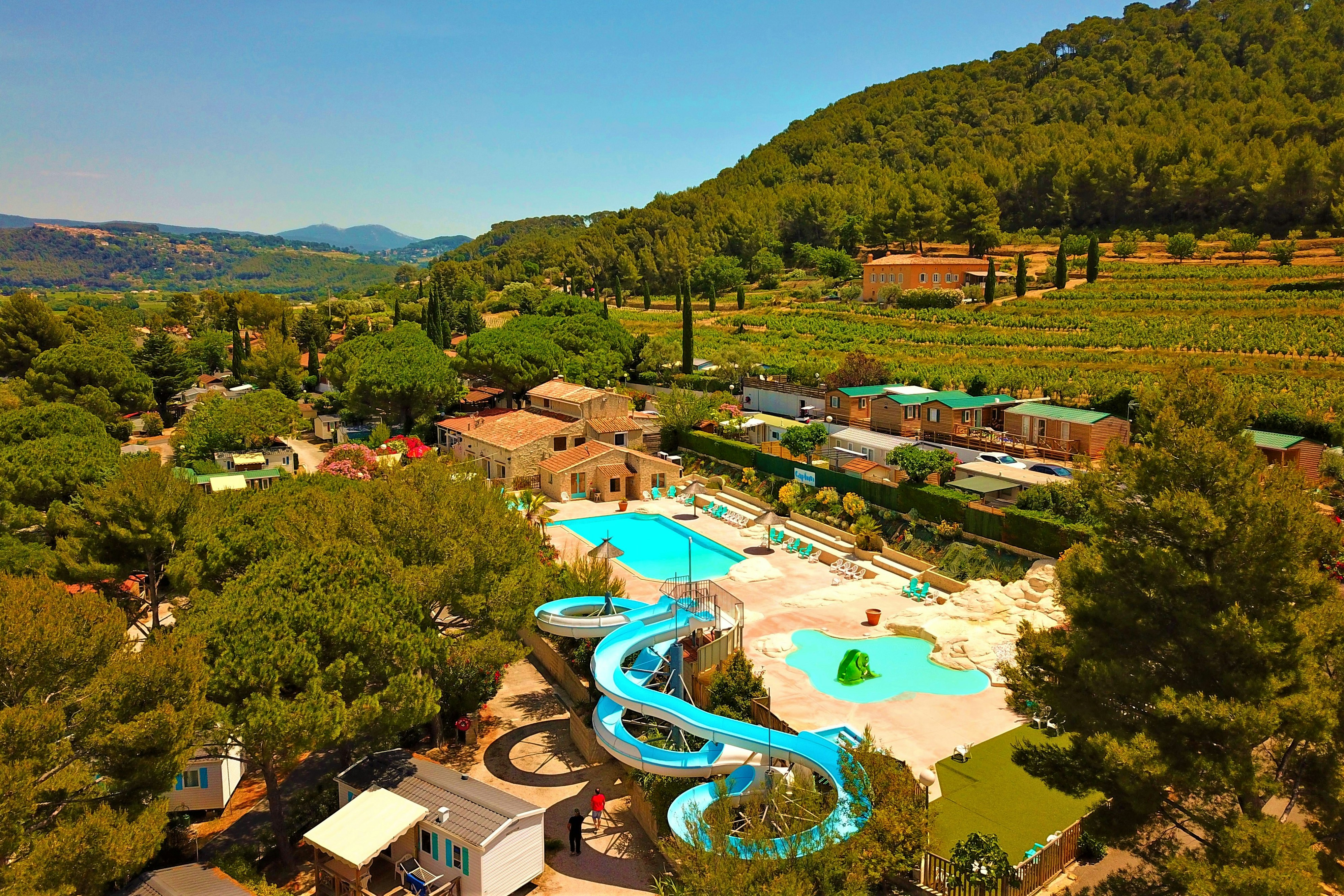 Capfun camping La Malissonne  - Luftaufnahme des Campingplatzes mit Freibad und Wasserrutsche