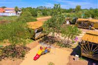 Capfun camping La Nina - Kinderspielplatz zwischen Mobilheimen auf dem Campingplatz