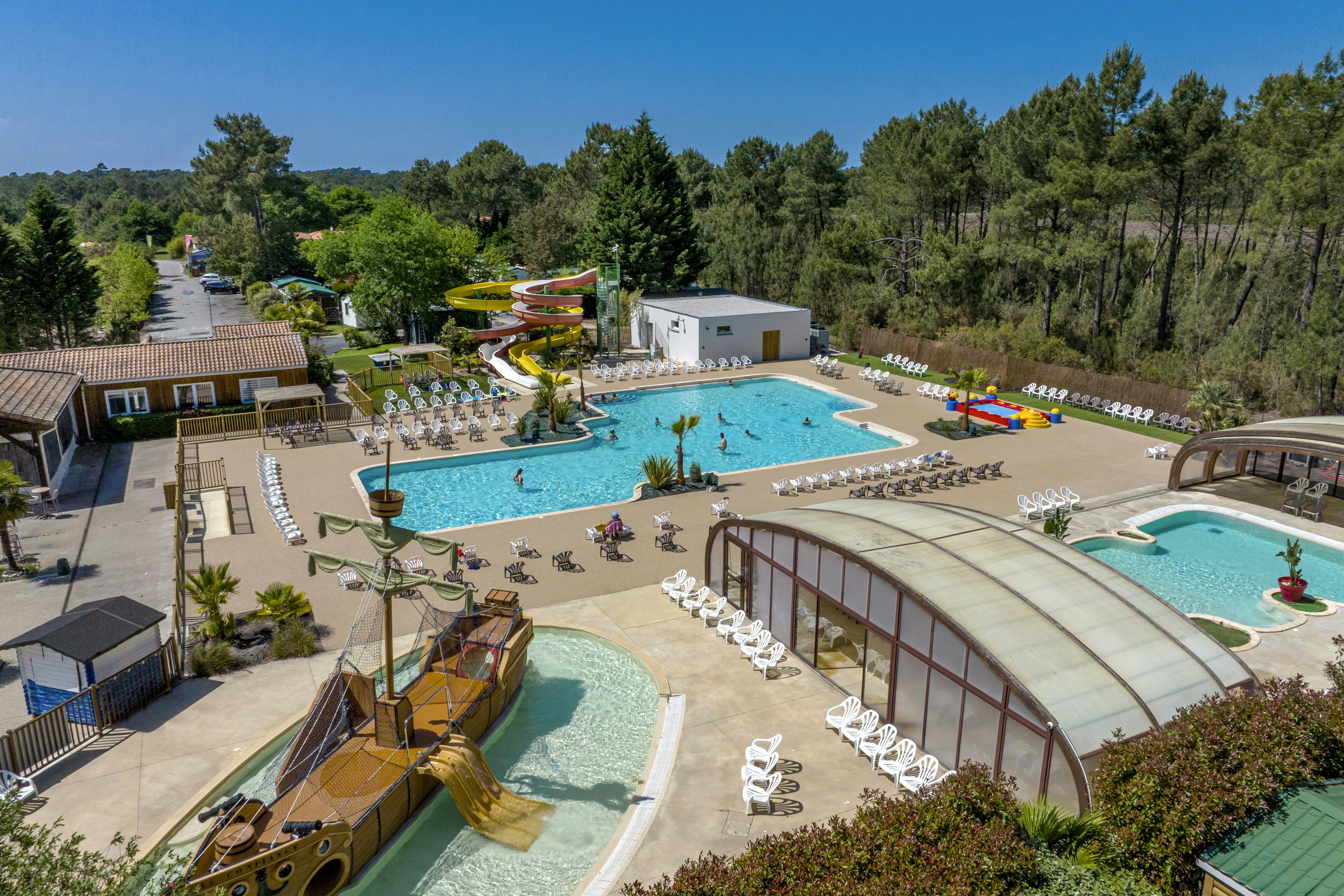 Capfun camping La Pinéda - Freibad mit mehreren Becken auf dem Campingplatz