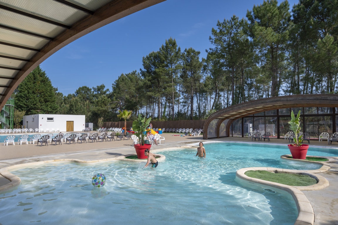 Capfun camping La Pinéda - Pool mit Überdachung auf dem Campingplatz