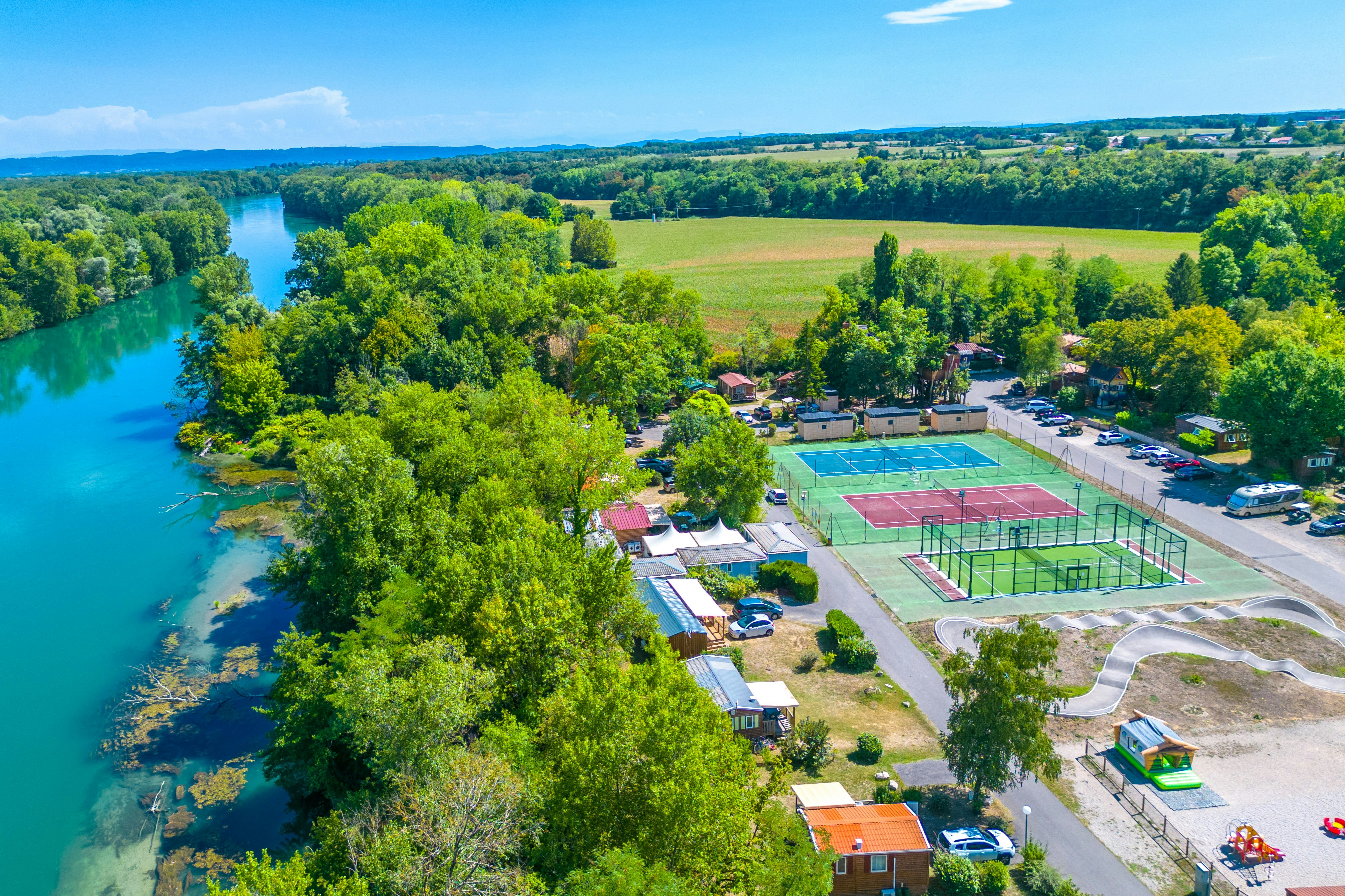 Capfun camping La Régnière - Blick auf den Sportplatz auf dem Campingplatz