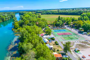 Capfun camping La Régnière - Blick auf den Sportplatz auf dem Campingplatz