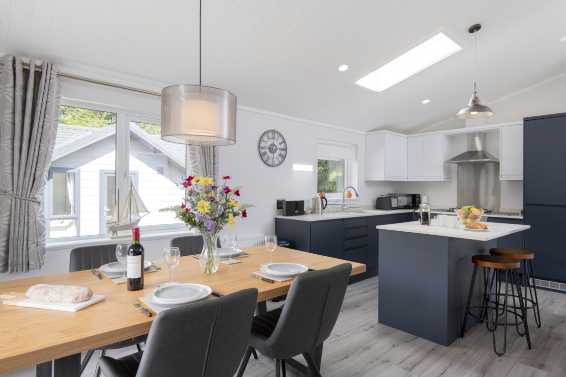 Capfun Camping Lakeview Manor  - Innenansicht eines Mobilheims mit Küche