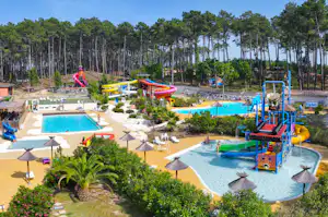 Capfun camping Landisland - Blick auf den Wasserpark mit mehreren Becken und Rutschen