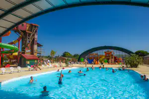 Capfun Camping Las Bousigues - Pool mit Überdachung auf dem Campingplatz