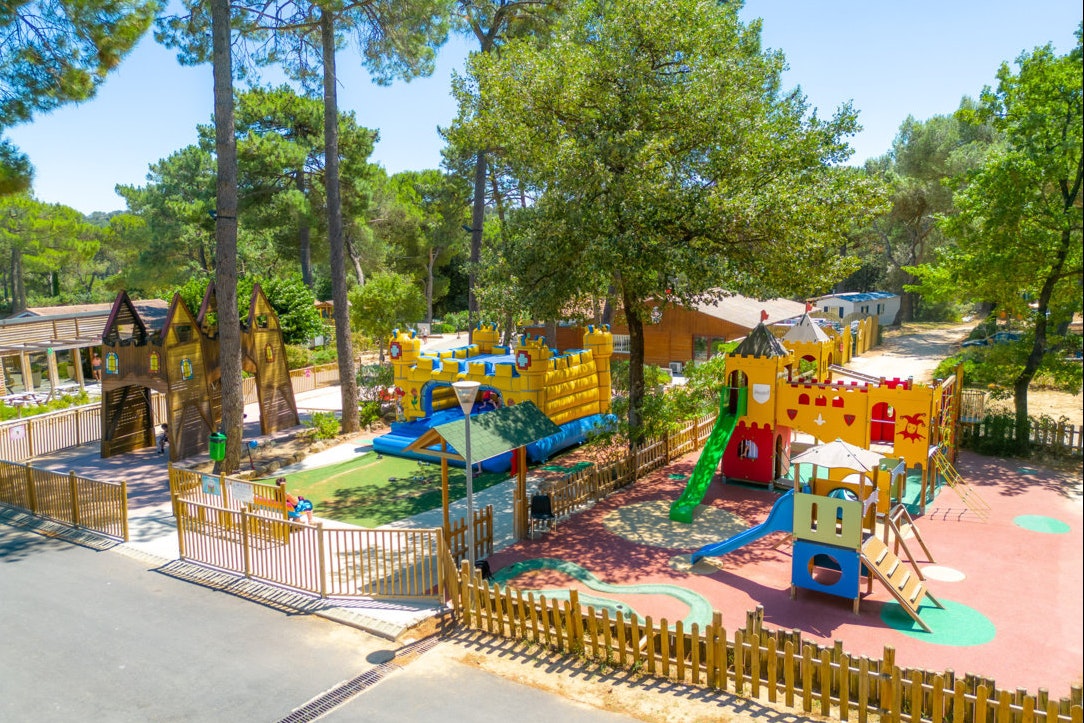 Capfun camping Le Beauregard - Kinderspielanlage mit verschiedenen Spielgeräten und Hüpfburgen auf dem Campingplatz