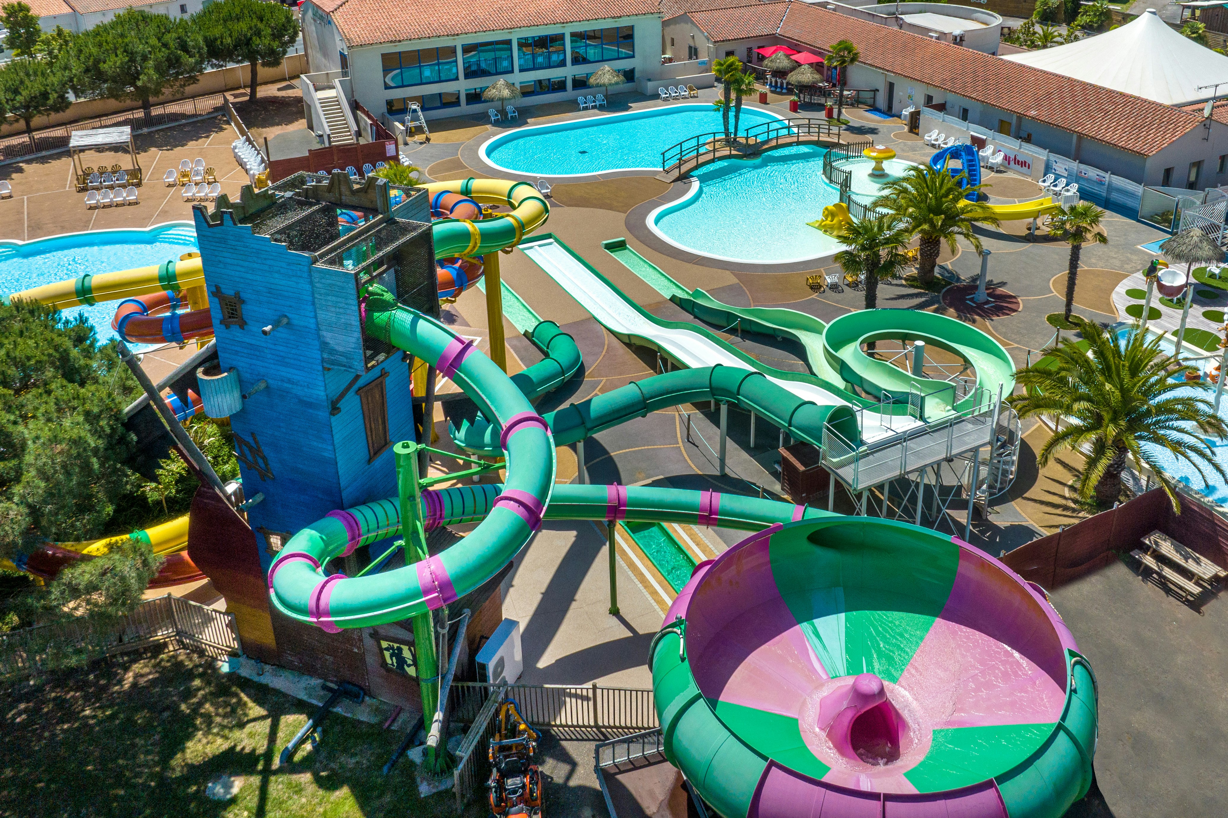 Capfun camping Le Curtys  - Rutschen im Wasserpark des Campingplatzes