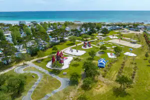 Capfun camping Le Grand Large - Luftaufnahme des Campingplatzes mit viel Platz für Freizeitaktivitäten