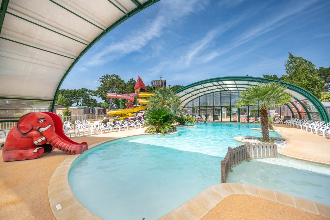 Capfun camping Le Grand Large - Pool mit Überdachung auf dem Campingplatz