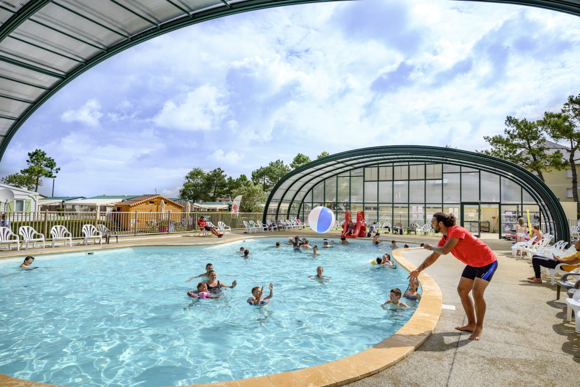 Capfun camping Le Joncal - Pool mit Überdachung auf dem Campingplatz