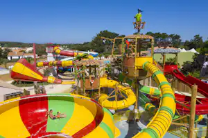 Capfun camping Les Dauphins Bleus - Rutschen im Wasserpark des Campingplatzes