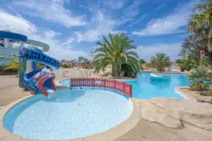 Capfun camping Les Dauphins Bleus - Kinderbecken im Freibad des Campingplatzes