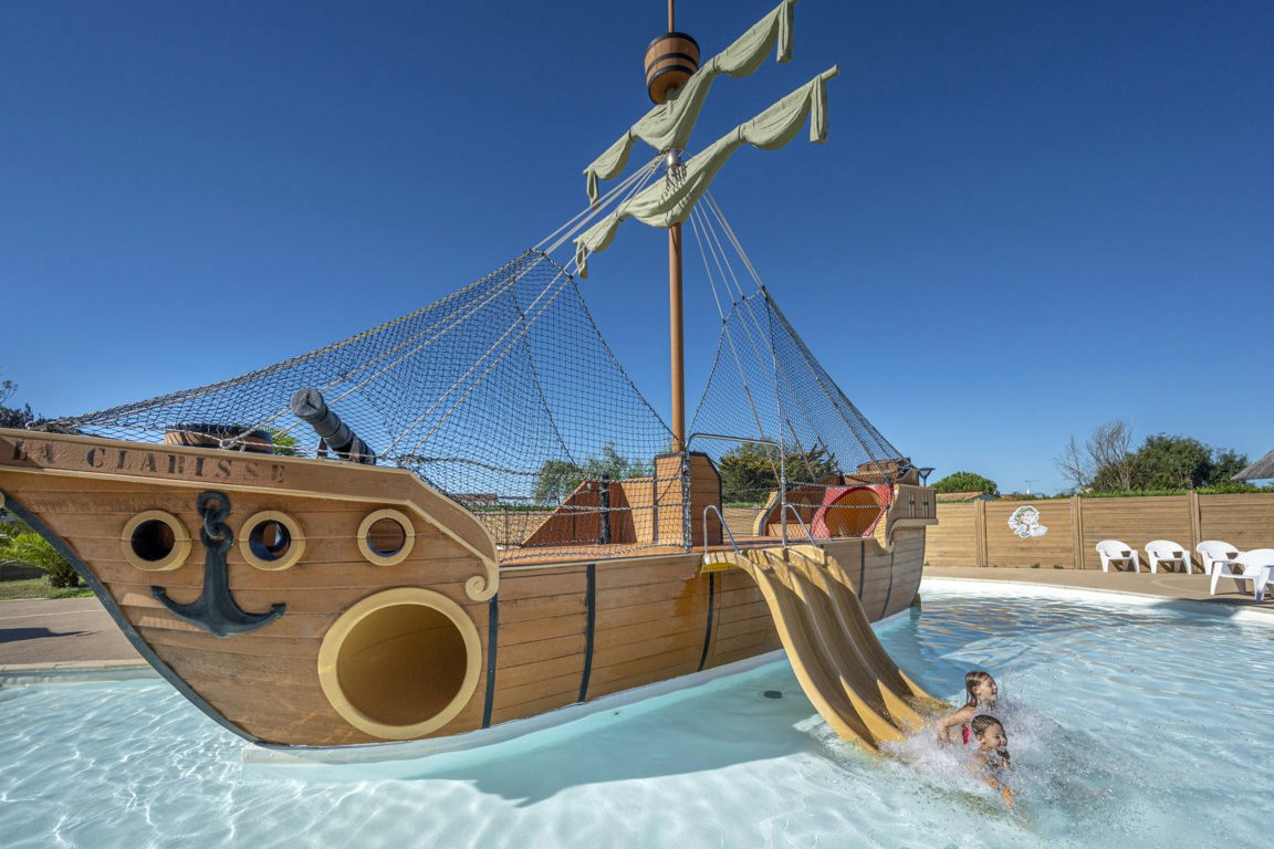Capfun camping Les Dauphins Bleus - Spielschiff im Freibad auf dem Campingplatz