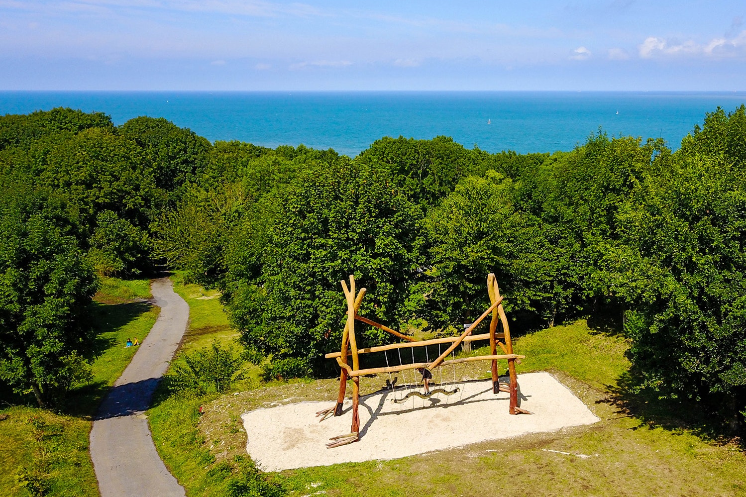 Capfun camping Les Falaises - Schaukel mit Sandgrube auf dem Campingplatz mit Meer im Hintergrund