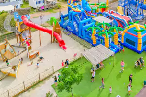 Capfun camping Les Hamacs - Kinderspielplätze und Hüpfburgen auf dem Campingplatz