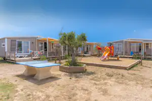 Capfun camping Les Hamacs - Kinderspielplatz zwischen den Mobilheimen auf dem Campingplatz