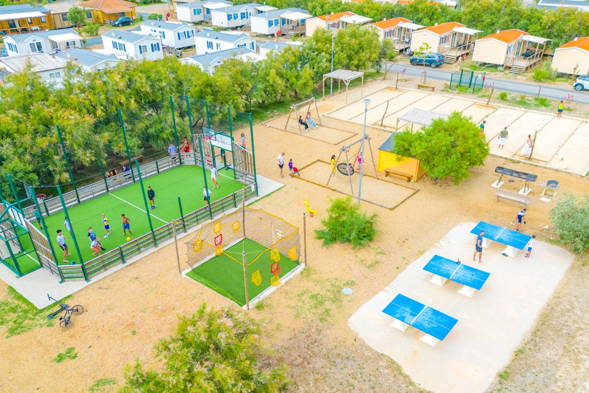 Capfun camping Les Hamacs - Luftaufnahme der Freizeitanlage mit Sportplätzen, Tischtennisplatten und Kinderspielplätzen
