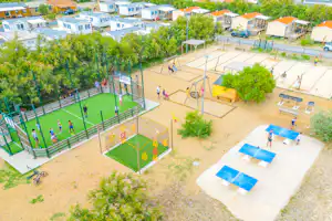 Capfun camping Les Hamacs - Luftaufnahme der Freizeitanlage mit Sportplätzen, Tischtennisplatten und Kinderspielplätzen