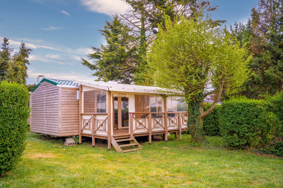 Camping Les Haras de Deauville  Capfun camping Les Haras de Deauville  - Mobilheim mit Terrasse auf dem Campingplatz