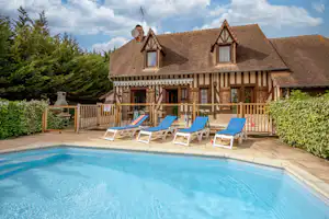 Camping Les Haras de Deauville Capfun camping Les Haras de Deauville - Blick auf den Pool auf dem Campingplatz