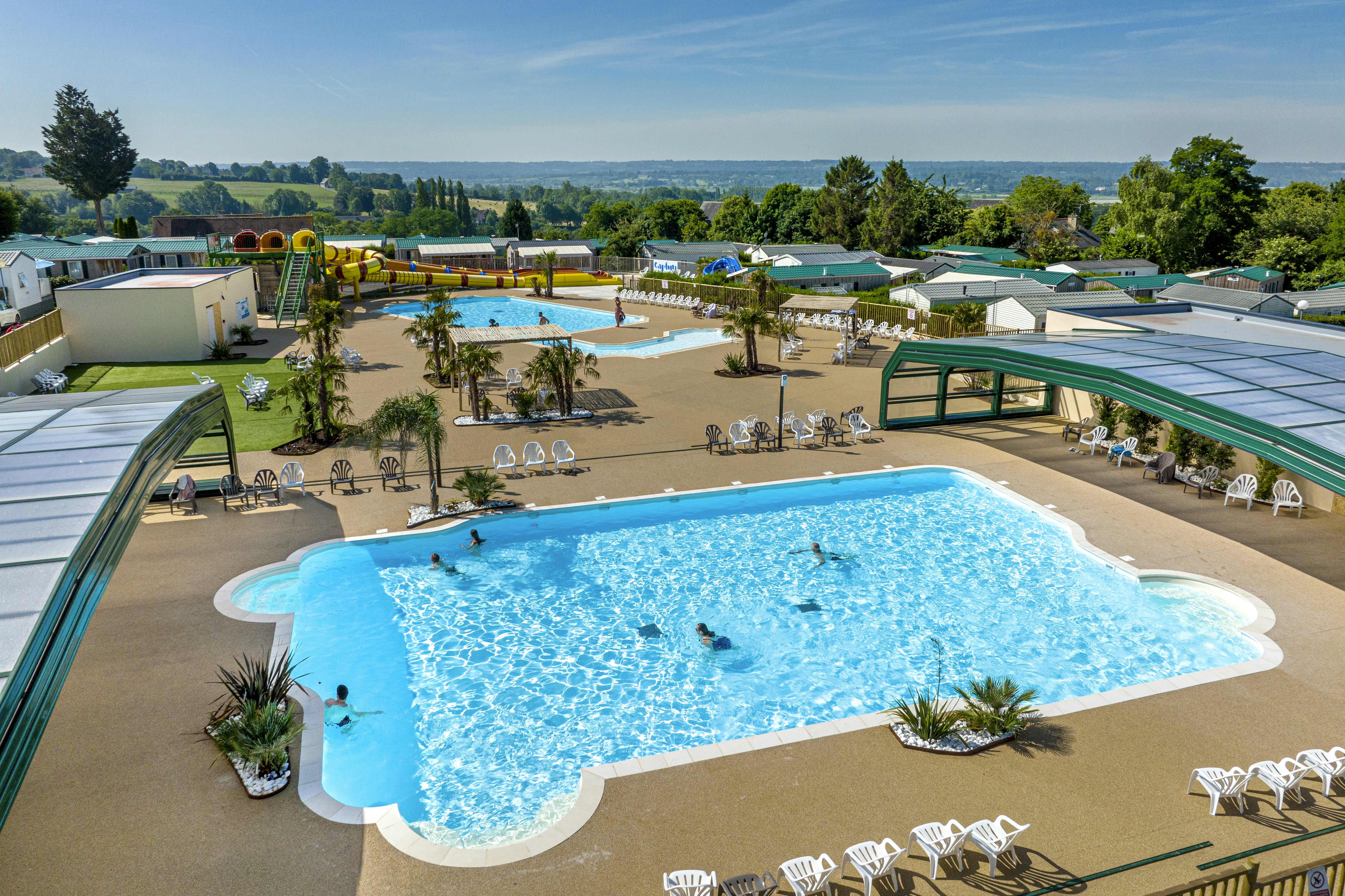 Camping Les Haras de Deauville  Capfun camping Les Haras de Deauville - Blick auf die Pools auf dem Campingplatz
