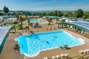 Camping Les Haras de Deauville Capfun camping Les Haras de Deauville - Blick auf die Pools auf dem Campingplatz