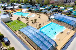 Camping Les Haras de Deauville Capfun camping Les Haras de Deauville - Blick auf die Pools auf dem Campingplatz mit Mobilheimen im Hintergrund