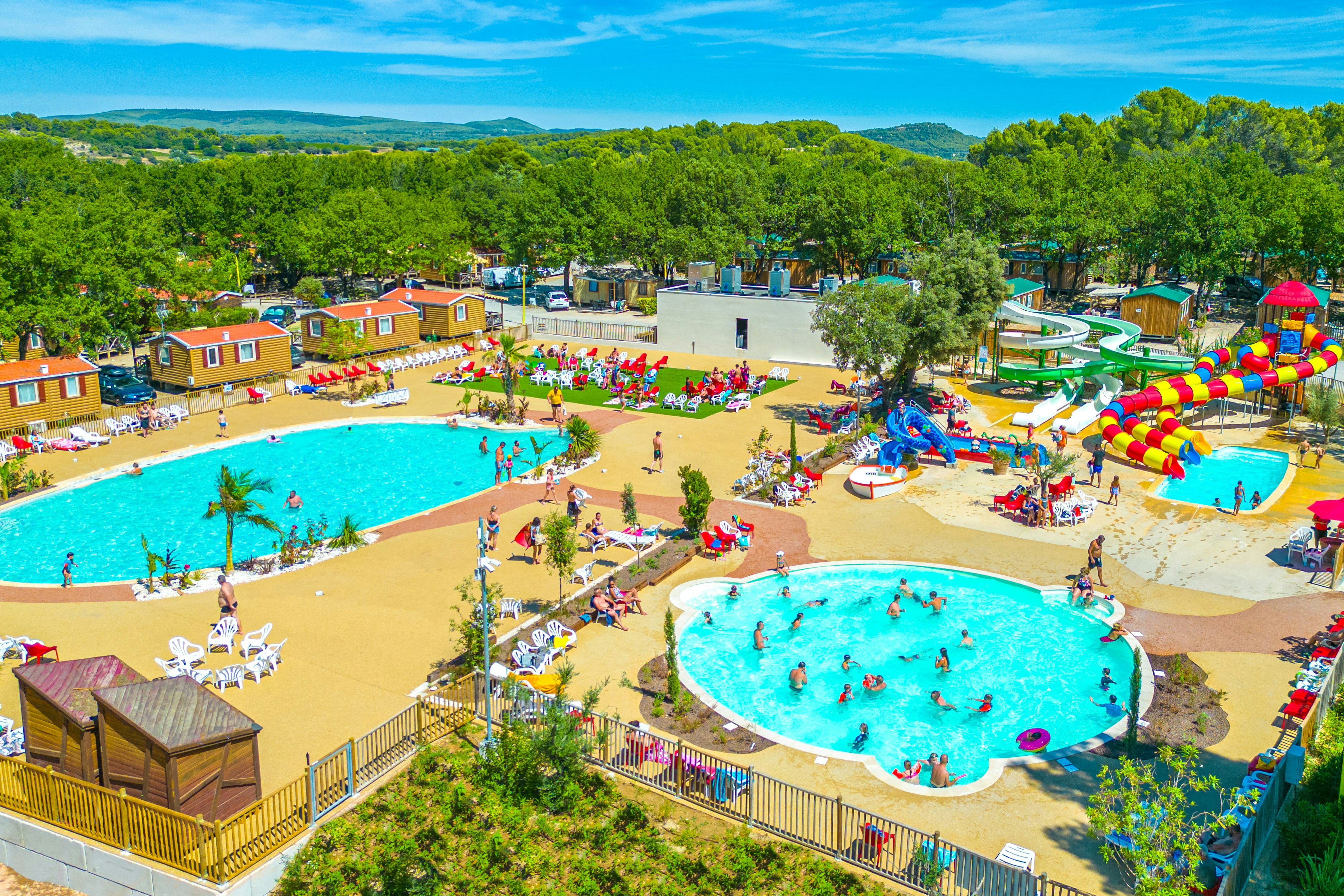 Capfun camping Les Pinèdes du Luberon  - Luftaufnahme des Campingplatzes mit Freibad