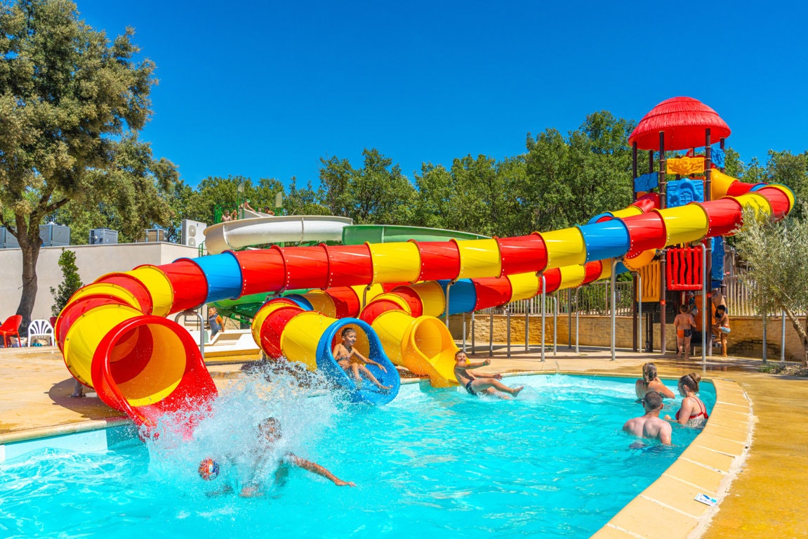 Capfun camping Les Pinèdes du Luberon  - Rutschen im Wasserpark des Campingplatzes