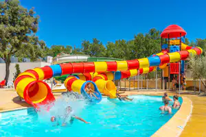 Capfun camping Les Pinèdes du Luberon - Rutschen im Wasserpark des Campingplatzes