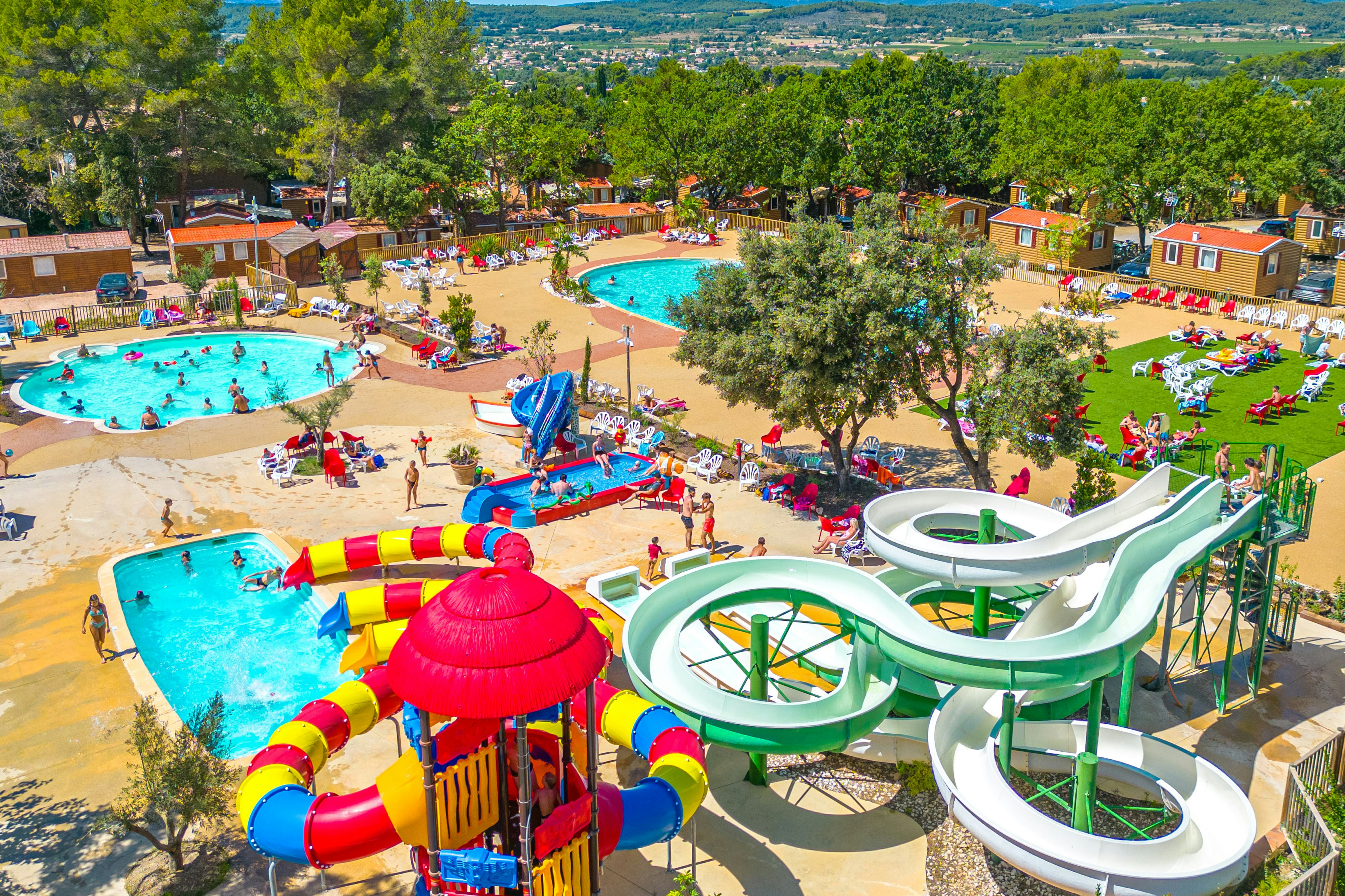 Capfun camping Les Pinèdes du Luberon  - Rutschen im Wasserpark des Campingplatzes
