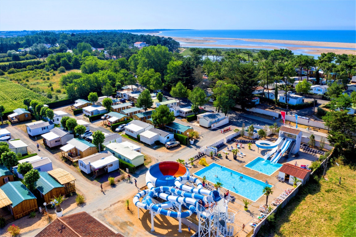 Capfun camping Les Prises  - Luftaufnahme des Campingplatzes mit Mobilheimen und Freibad