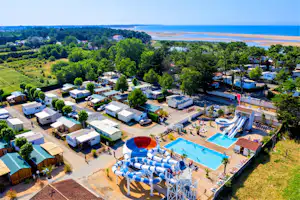 Capfun camping Les Prises - Luftaufnahme des Campingplatzes mit Mobilheimen und Freibad