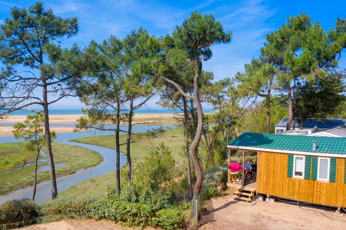 Capfun camping Les Prises  - Mobilheim mit Terrasse auf dem Campingplatz