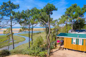Capfun camping Les Prises - Mobilheim mit Terrasse auf dem Campingplatz