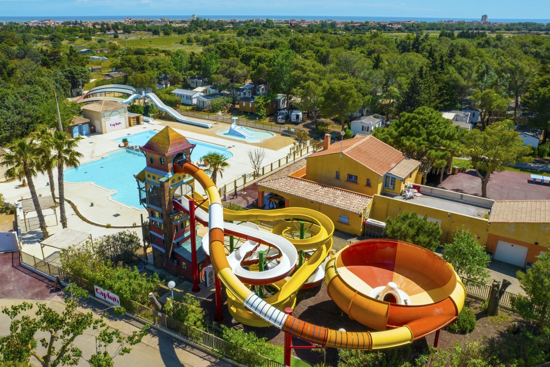 Capfun camping Les Vignes d'Or - Luftaufnahme des Wasserparks mit Rutschen
