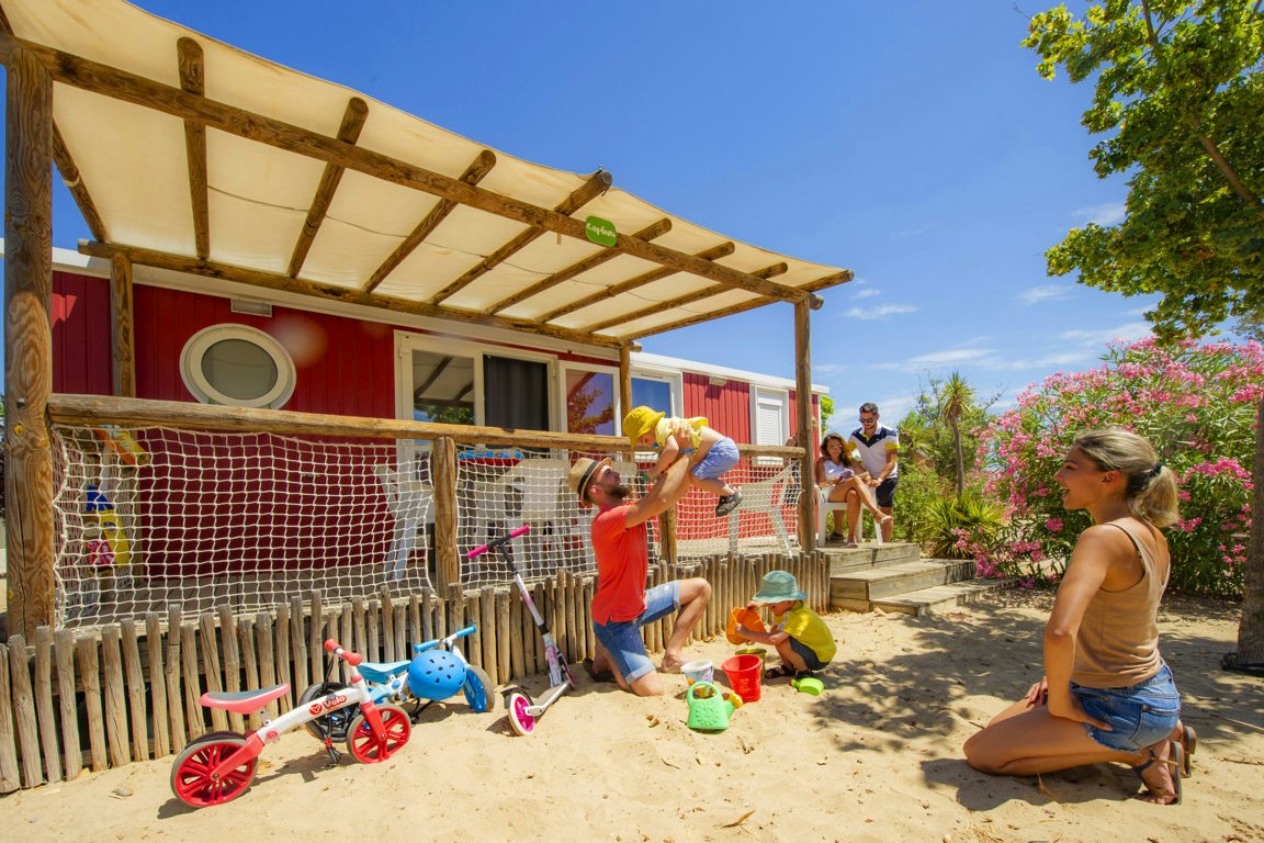 Capfun camping L'Hermitage - Mobilheim mit Terrasse auf dem Campingplatz