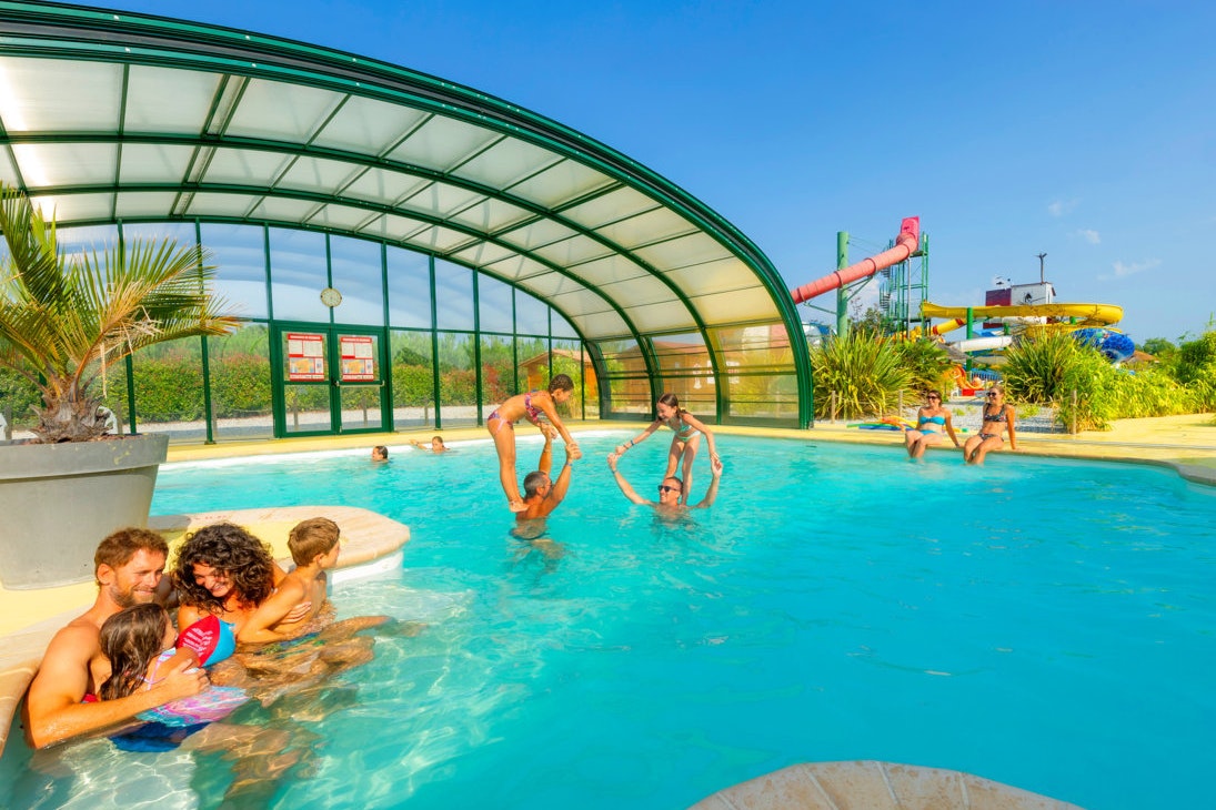 Capfun camping Lila - Pool mit Überdachung auf dem Campingplatz